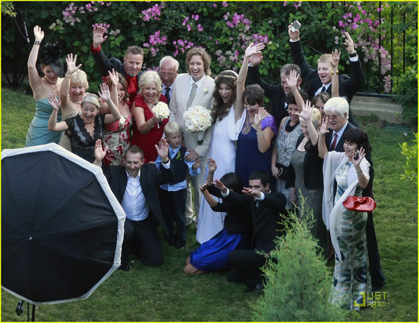 milla-jovovich-wedding-picture-02.jpg