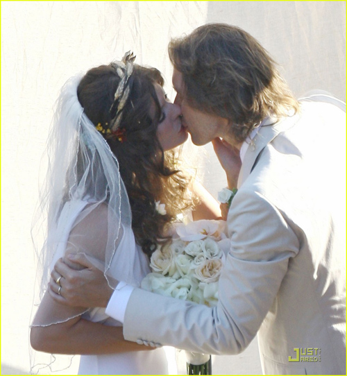 milla-jovovich-wedding-picture-04.jpg