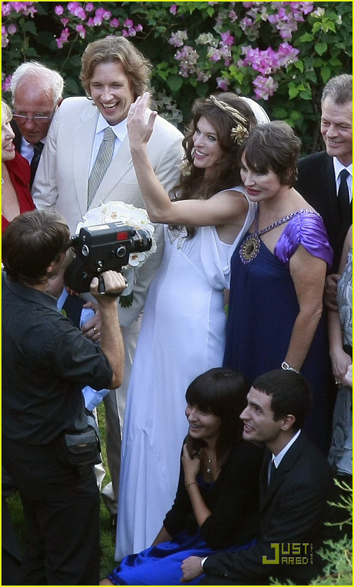 milla-jovovich-wedding-picture-18.jpg