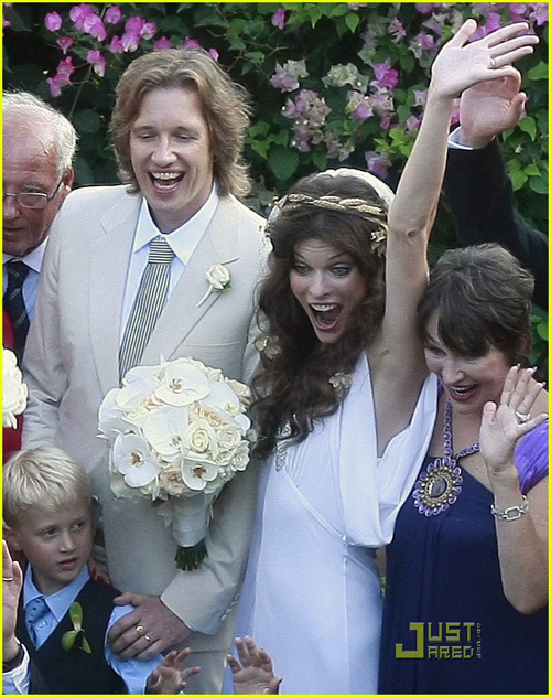 milla-jovovich-wedding-picture-19.jpg