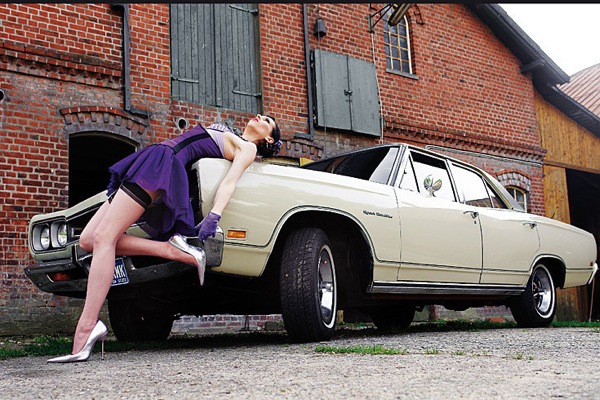 girls_legendary_us_cars_2010_calendar_plymouth_satellite_sport_1969.jpg
