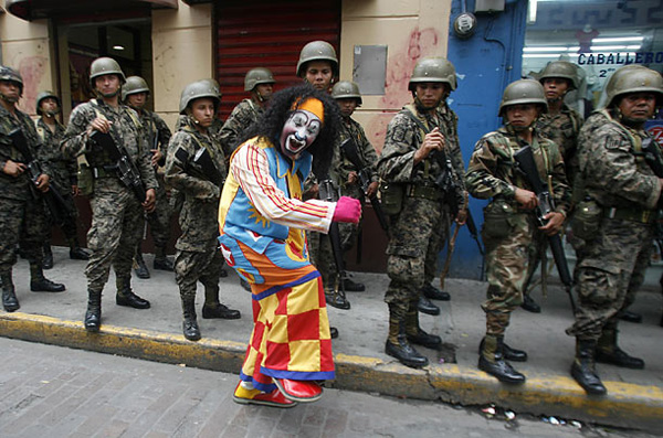 Клоун разыгрывает солдат 