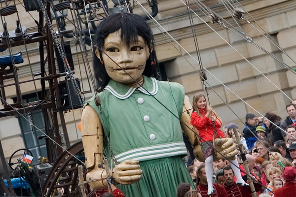 Гигантские куклы в Берлине 