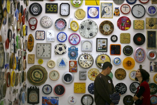 Посетители выставки часов на Октябрьском Арт-Салоне в Белграде