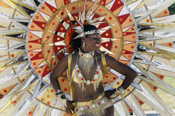 Танцовщица участвует в Карнавале карибской культуры в Майами
