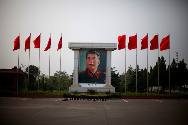 Портрет Сталина на центральной площади поселка Нан Джи Кун