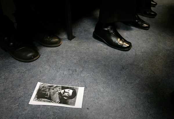 Фотография Иосифа Сталина на полу в московском суде