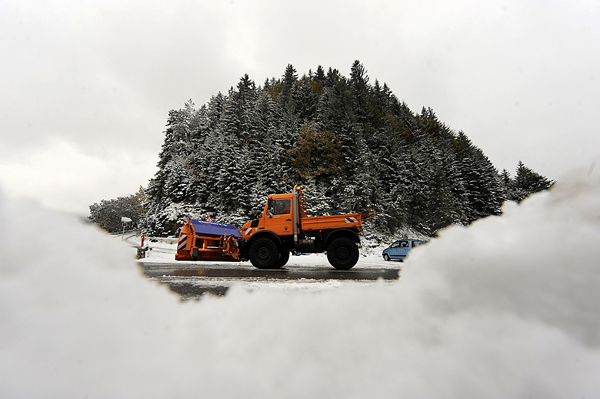 Снегоуборочная машина у озера Шпитцингзее, Германия