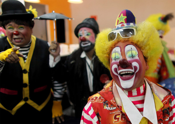 Клоуны смеются после пресс-конференции в Мехико