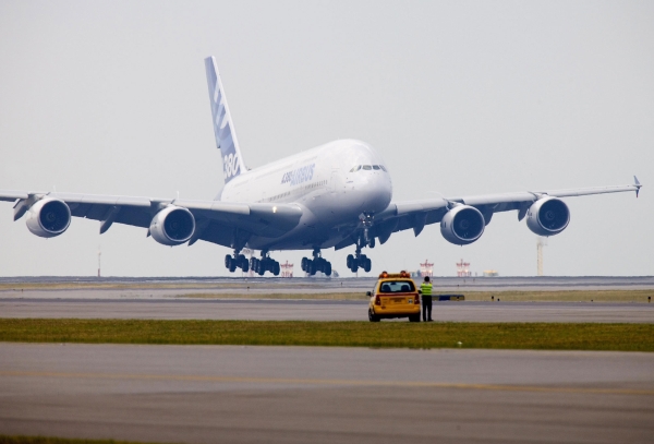 Громадный пассажирский лайнер Airbus A380