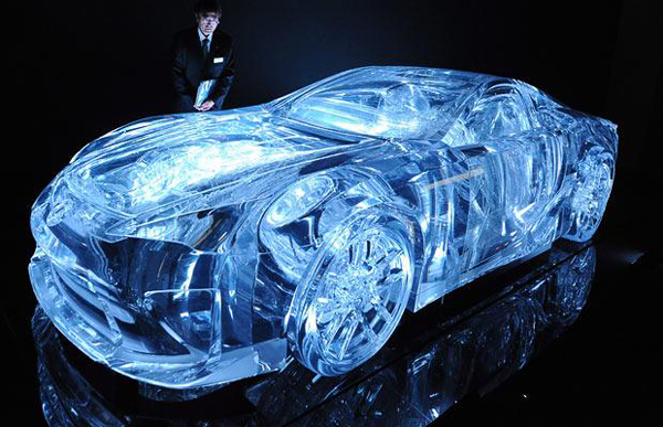 Прозрачная скульптура Lexus LF-A