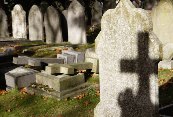 Могильные камни на Городском кладбище Лондона. Население Лондона - 8 миллионов человек