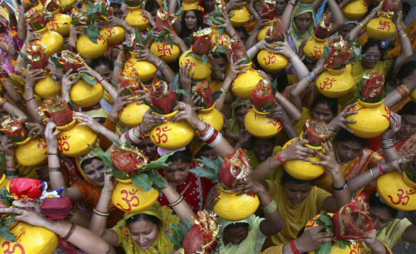 Женщины несут кувшины во время шествия за мир во всем мире в Чандигар