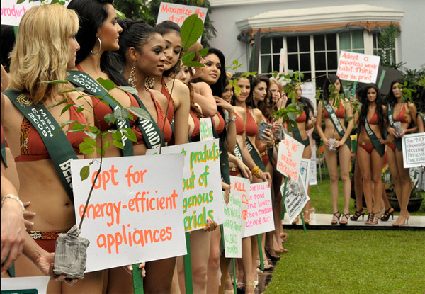 Участницы конкурса Мисс Земля-2009 позируют для прессы в Маниле