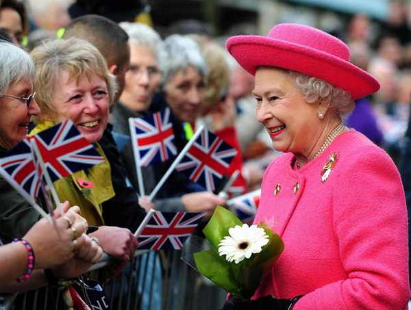 Британская королева Елизавета беседует с доброжелателями во время посещения Ньюкасла, Англия