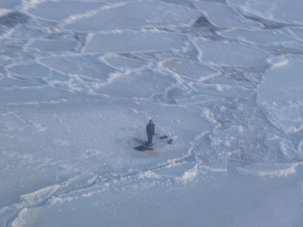 Горе-охотник, оказавшийся в ловушке на плавучей льдине в Гудзонском заливе