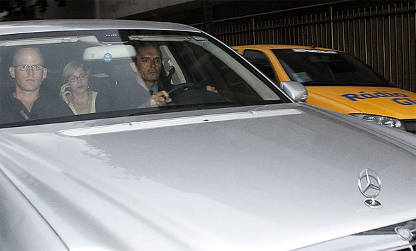Мадонна подъезжает к своей гостинице в Рио-де-Жанейро,  где она познакомилась с родителями своего молодого человека