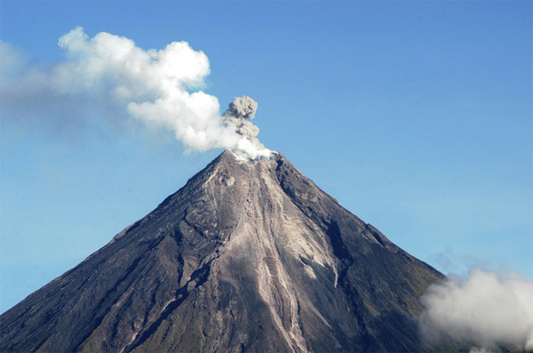 Филлиппинский вулкан Майон извергает пепел уже второй раз за два дня
