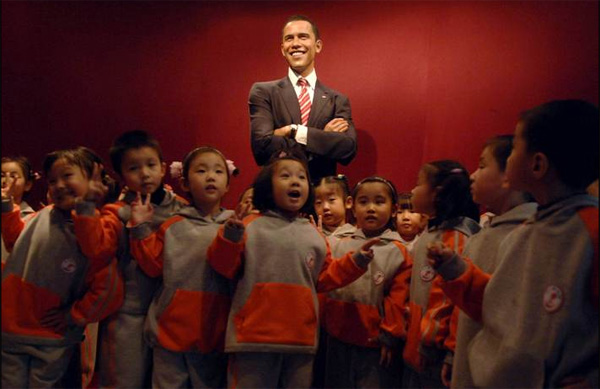 Дети возле восковой фигуры Обамы в Музее восковых фигур Мадам Тюссо в Шанхае