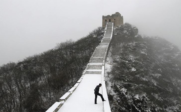 Человек на Великой китайской стене под сильным снегопадом