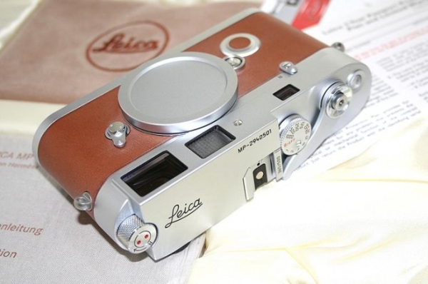 Знаменитая камера Leica M7 в кожаном корпусе от Hermes