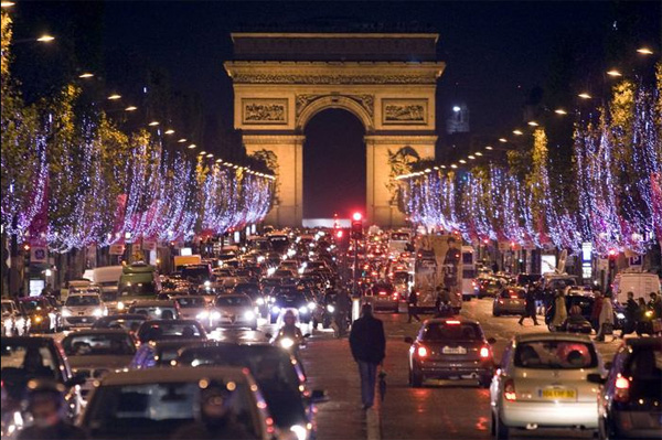 Рождественские огни зажжены на Елисейских полях Парижа