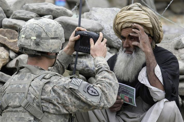Пока британцы вспоминают про Ирак, американский солдатик в Афганистане фотографирует мудрые глаза афганца на пропускном пункте