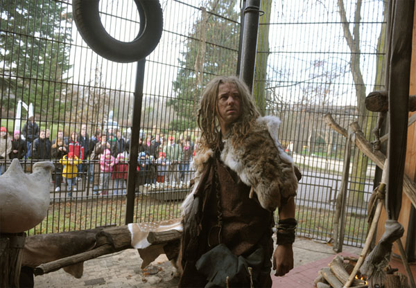 один из двух добровольцев, которые оделись в костюмы пещерных людей для перфоманса в зоопарке Варшавы
