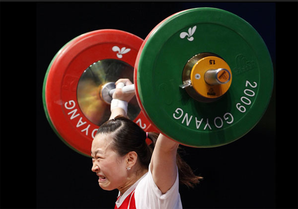 Иун Чжин-хи из Южной Кореи на Чемпионате Мира по тяжелой атлетике в Гоянге