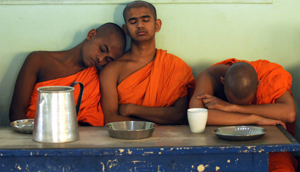 Шри-ланкийские монахи-студенты ждут завтрака в Видаланкара Пиривена