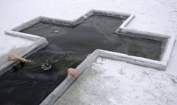 Прорубь с ледяной водой на Крещение у монастыря в Ростове Великом