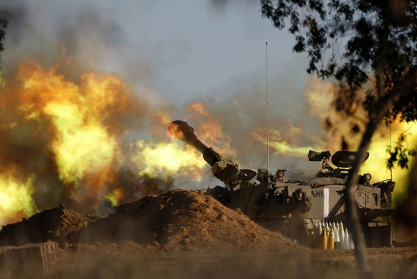 Израильский солдат стреляет в сторону Газа