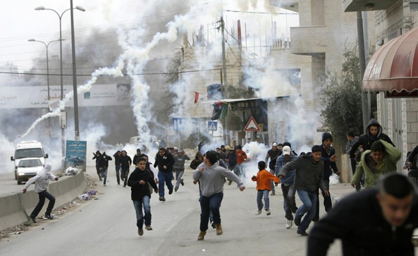 Слезоточивый газ выпущен в толпу демонстрантов израильскими пограничниками на КПП Каладия у Рамаллы