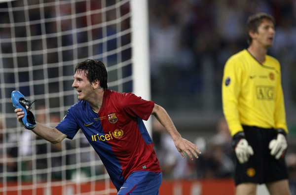 Лайонел Месси из Барселоны радуется тому, что забил гол в ворота Манчестер Юнайтед на Олимпийском Стадионе в Рим