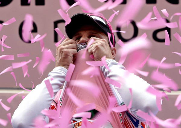 итальянец Алессандро Петакки целует розовую майку лидера  11 мая 2009