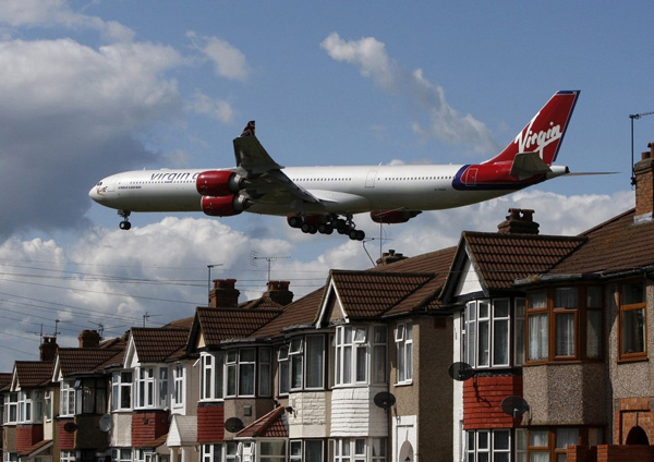 Самолет Virgin Atlantic идет на посадку в аэропорту Хитроу, в Лондоне