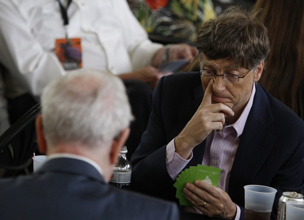 Основатель Microsoft Билл Гейтс играет в бридж с владельцем  миллиардного состояния, финансистом Уорреном Баффеттом,  во время годового собрания акционеров в Омахе, Небраска