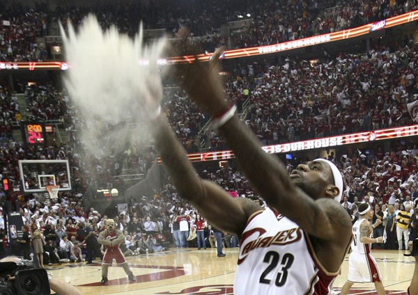 Леброн Джеймс из Cleveland Cavaliers делает хлопок руками в воздухе перед началом игры NBA против Atlanta Hawks в Кливленде, Огайо