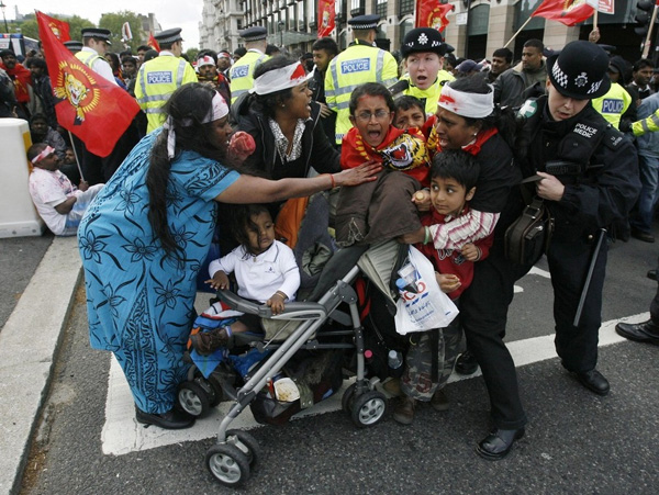 Про-тамильские демонстранты дерутся с полицией в Лондоне