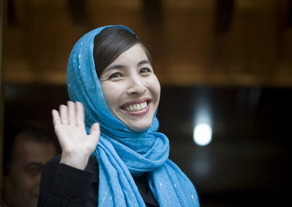 Американская журналистка Роксана Сабери, освобожденная из тюрьмы, приветствует представителей прессы возле своего дома в Тегеране