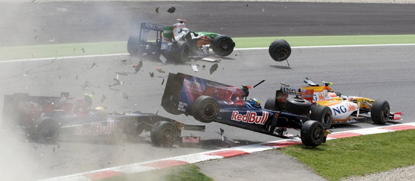 На гонках Формулы-1 гонщик команды Торо Россо Себастьян Бурдэ  попал в аварию