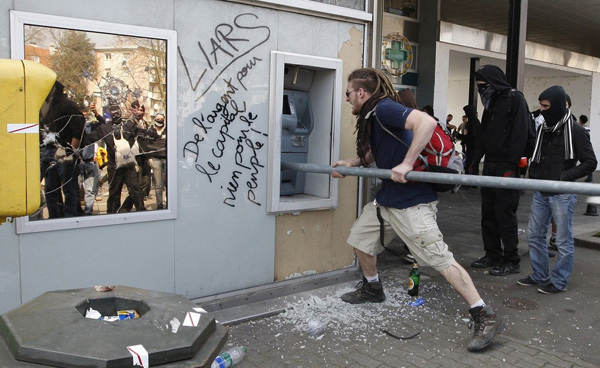 Протестанты крушат банкомат во время антиНАТОвской демонстрации в пригороде Страсбурга