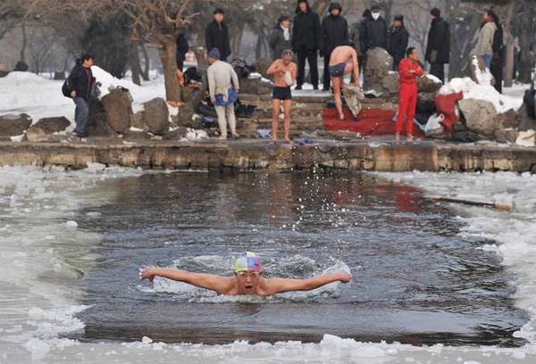 Пловец в ледяной воде. Шенъянг, Китай