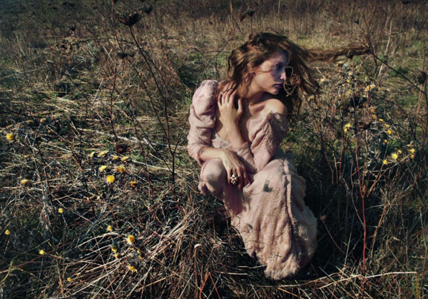 Две фотосессии Летиции Каста в Vogue Paris