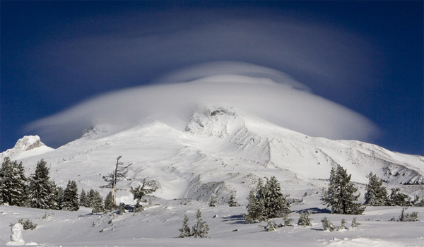 Шапки облаков над Маунт Худ, США, где продолжается поиск двух пропавших альпинистов