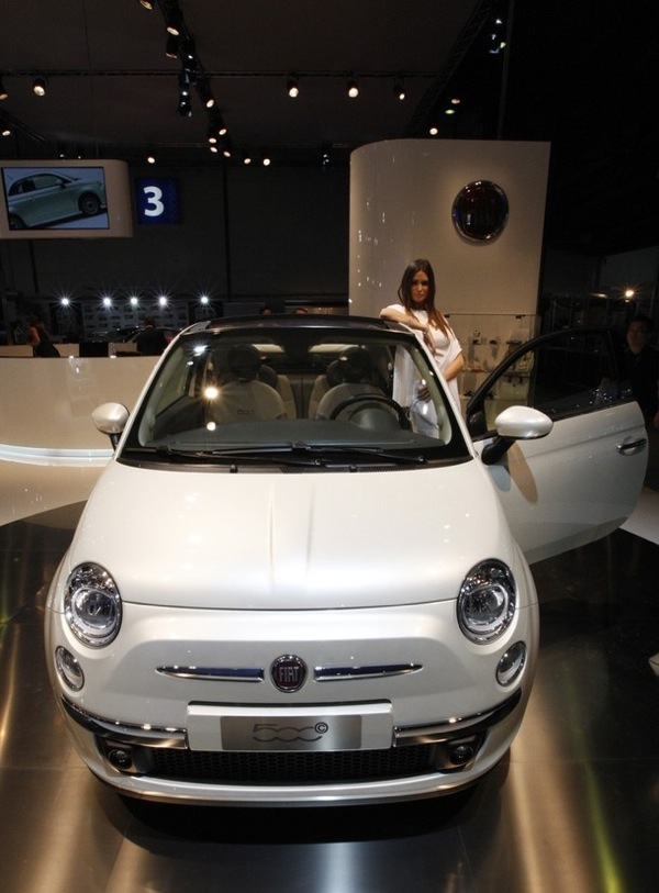 dubai_motor_show_fiat_500_c.jpg
