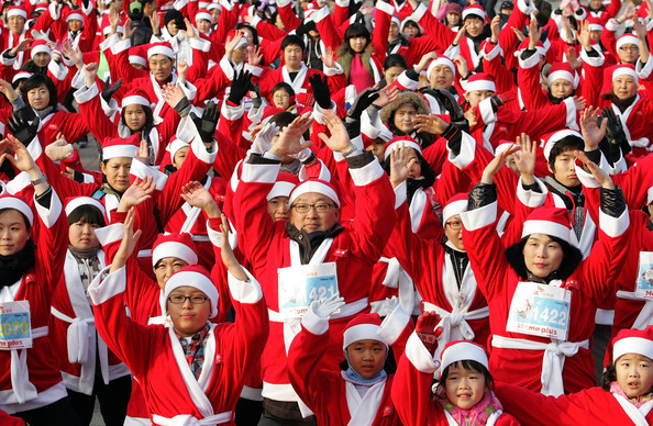 Благотворительный марафон Санта-Клаусов в Сеуле