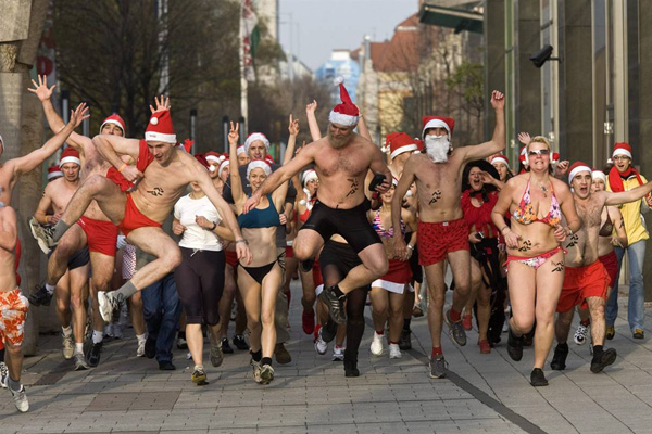 Бегуны, одетые в купальные костюмы и шапочки Санта Клауса, участвуют в Большой пробежке Санта Клауса во время Дня Св. Николаса в Будапеште, Венгрия