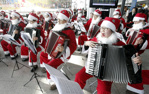 Участники оркестра аккордеонов Кореи дали концерт, посвященный приближающемуся Рождеству