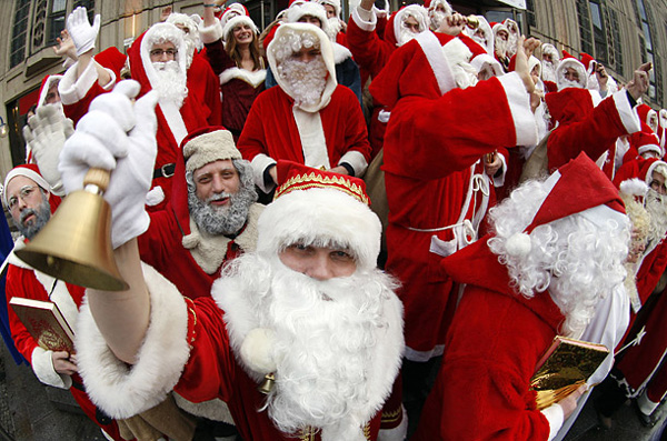 Более сотни человек собрались на встречу берлинских актеров Санта Клаусо